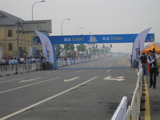 千名騎士競逐湘江“車王”（圖）