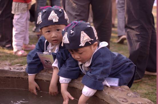 中外雙胞歡聚云南墨江 雙胞胎節再掀高潮（組圖）