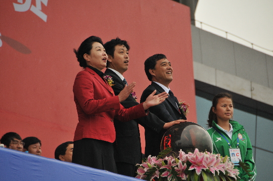 第四屆全國體育大會跳傘比賽開幕（圖）