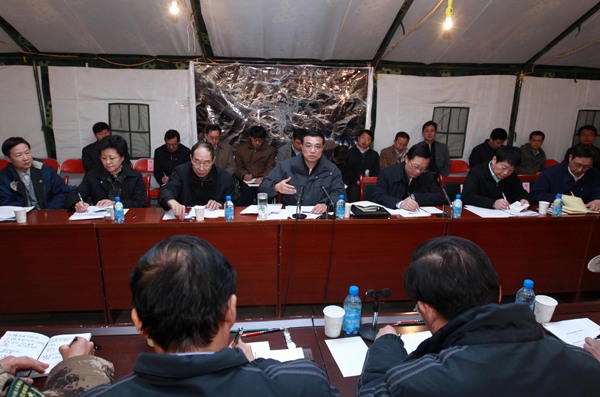 李克強在玉樹地震災區考察并主持召開災后重建現場辦公會