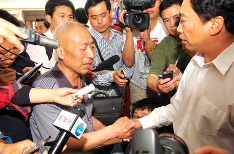 河南商丘官員看望蒙冤11年的趙作海并致歉(圖)