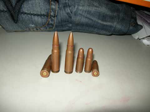 東航云南分公司安檢員查獲貨郵衣物中夾帶子彈