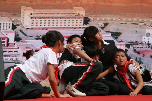 汶川一中藝術(shù)匯報(bào)表演紀(jì)念“5.12”兩周年