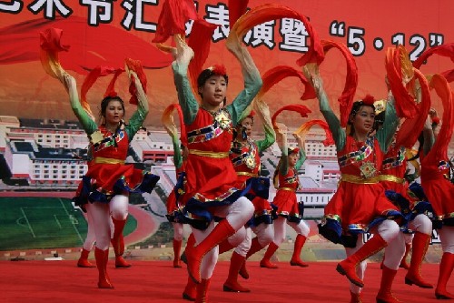 汶川一中藝術匯報表演紀念“5.12”兩周年