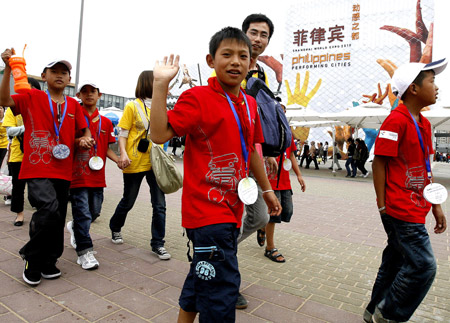 山區孩子看世博 童心飛翔描未來