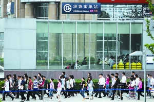 運(yùn)行三年就改造? 北京地鐵5號(hào)線東單站通道改造“引”換乘長(zhǎng)龍