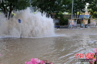 北京東三環(huán)附近水管爆裂 交通嚴重擁堵