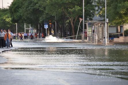 北京東三環(huán)附近水管爆裂 交通嚴重擁堵