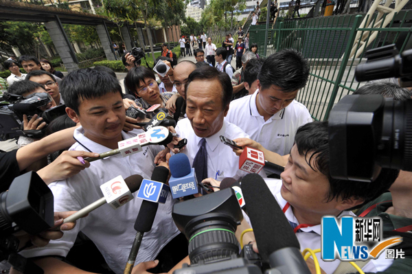 郭臺銘赴富士康遭圍堵 就跳樓事件鞠躬致歉(圖)