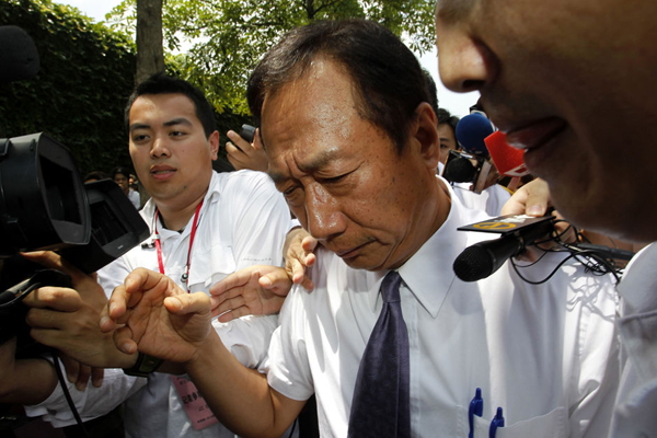 郭臺銘赴富士康遭圍堵 就跳樓事件鞠躬致歉(圖)