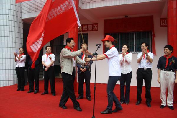 達州市把關愛送到農民工子女心上(組圖）