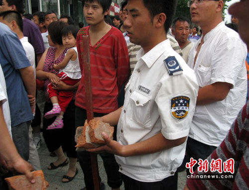 河北邢臺(tái)城管與銀行職員械斗 5人重傷(組圖)