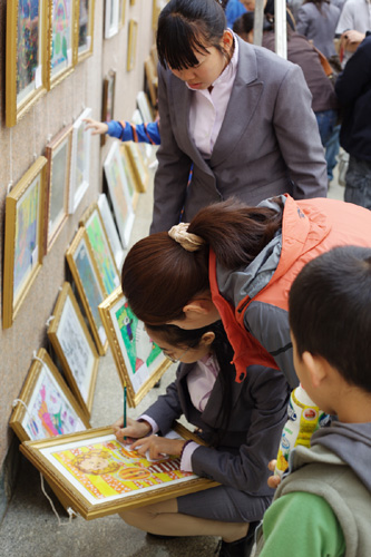 海貝中英文學校攜手東航云南公司義賣捐希望小學