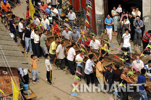 贛州龍舟下水迎端午