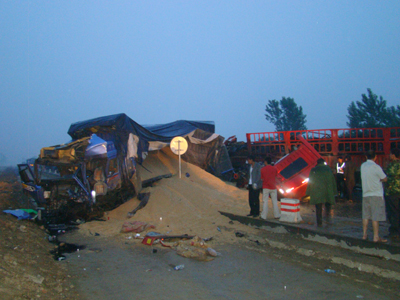 河南許昌雨中三車相撞 6人受傷(組圖)