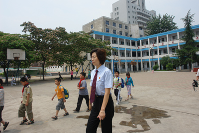 鄭州上街區(qū)法院一庭長護(hù)送學(xué)生放學(xué)獲贊譽(yù)