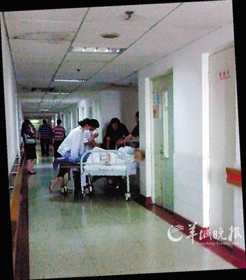 鄢頗被砍過(guò)程僅10秒 警方追捕3名在逃嫌犯(圖)