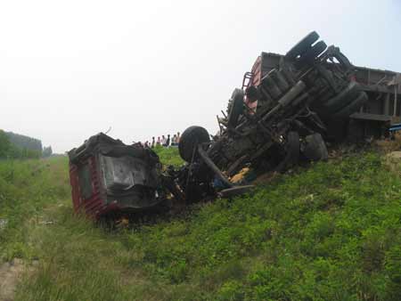 球迷為看世界杯 貨車“霸占”高速路