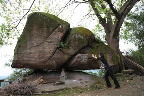 四川長寧驚現(xiàn)200多噸重的“搖搖石”