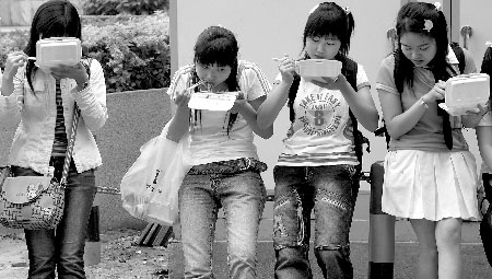 劣質(zhì)一次性餐盒用廢舊塑料生產(chǎn)而成 四川將嚴(yán)查