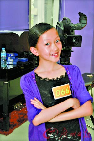 章子怡三歲小侄女現(xiàn)身 上臺(tái)答問可愛討喜(圖)