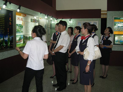 東航云南分公司乘務員黨員昆明世博園內慶祝黨的生日