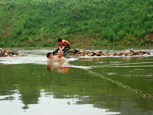 信陽成功解救因山洪突發(fā)被困古稀老人