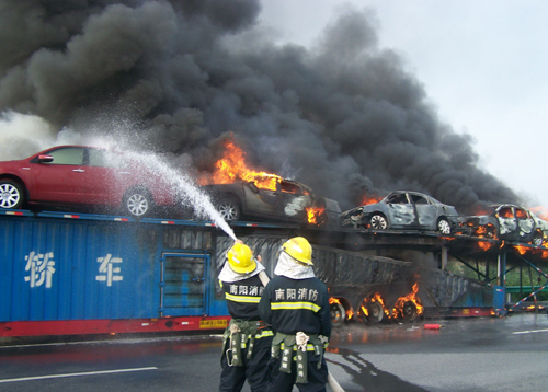 河南鎮平：大貨車突發大火 消防官兵全力撲救