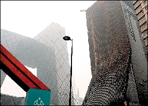 央視新址過火配樓開拆外墻玻璃(組圖)