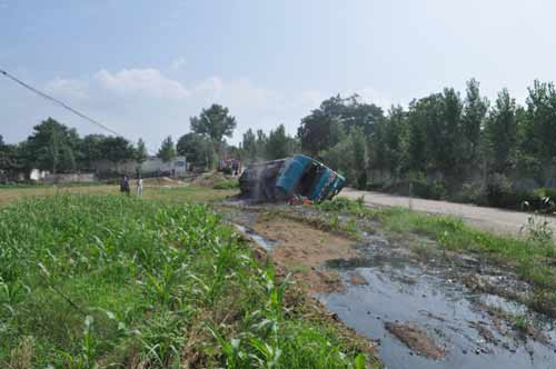 河南新安縣40噸油罐車側翻大量煤焦油泄漏