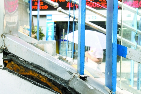 鄭州7座新天橋“集體犯病” 施工單位集體“治療”