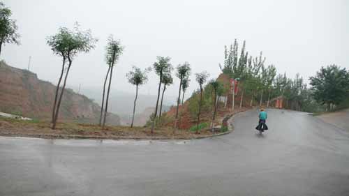 中國(guó)面孔：鄉(xiāng)村路上快樂(lè)的綠色自行車