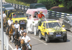 駿馬開(kāi)道 這個(gè)迎親隊(duì)好拉風(fēng)