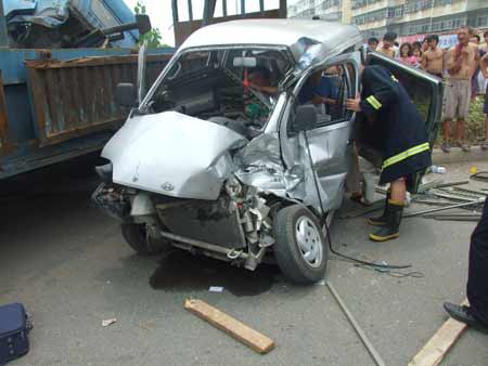 貨車剎車失靈造成四車連環撞 三人被困受傷