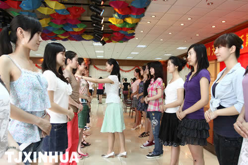 “資深”志愿者指導達沃斯禮儀服務志愿者新成員