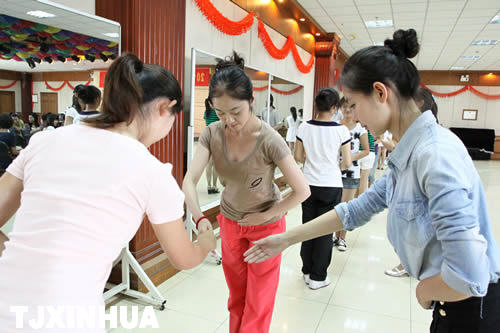 “資深”志愿者指導達沃斯禮儀服務志愿者新成員