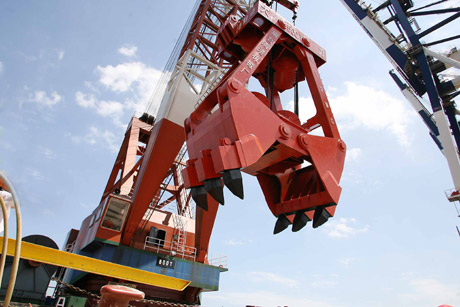 世界最大500噸抓斗在煙臺港交付使用
