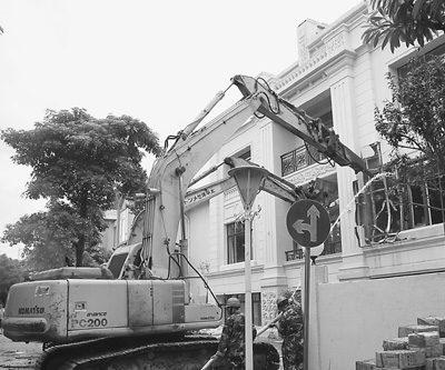 廣州“最牛違建”強拆續：廢墟阻礙最大鉤機入場