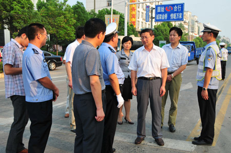 河南固始縣委書記一線慰問民警