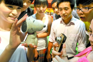 鑲?cè)f顆鉆石身價250萬 最貴史努比現(xiàn)身解放碑