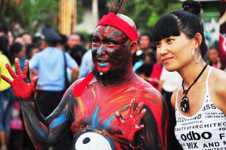 云南彝鄉(xiāng)圣火點(diǎn)燃激情火把夜