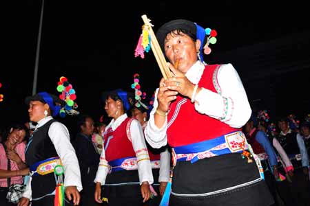 云南彝鄉(xiāng)圣火點(diǎn)燃激情火把夜