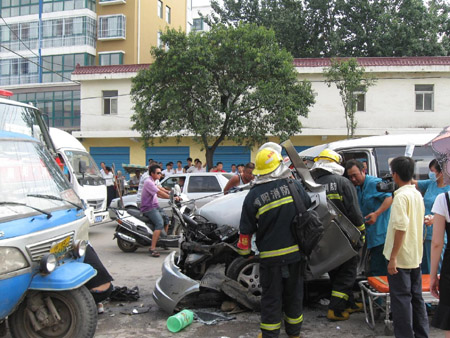 南陽一商務車撞向機動三輪 司機被困車內