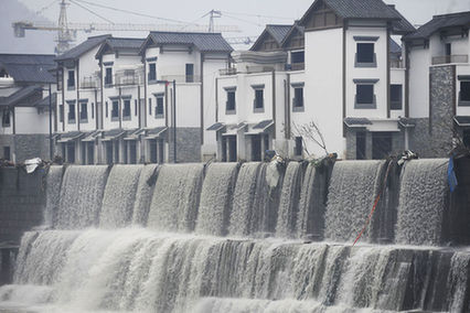 汶川映秀鎮對岷江壅塞體進行兩次爆破