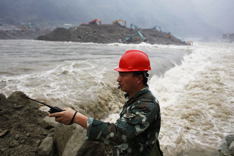 汶川映秀鎮(zhèn)對岷江壅塞體進行兩次爆破