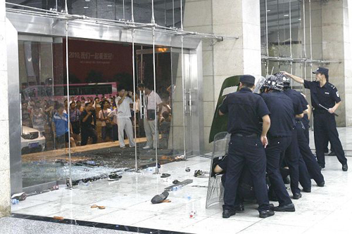 河南輸球球迷情緒失控 賽后爆發球迷騷亂（圖）