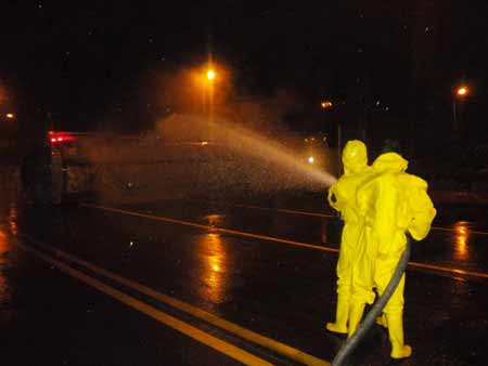 硝酸儲罐脫落發生泄露 新鄉消防官兵緊急排險