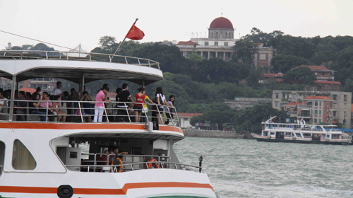 三股臺風(fēng)來襲 廈門鼓浪嶼游客乘劃艇快速返港