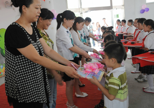 鄭州小學新生入校重現古代優良傳統