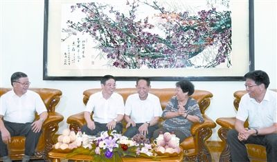 周強笑稱袁隆平是“80后” 雜交水稻之父迎80大壽